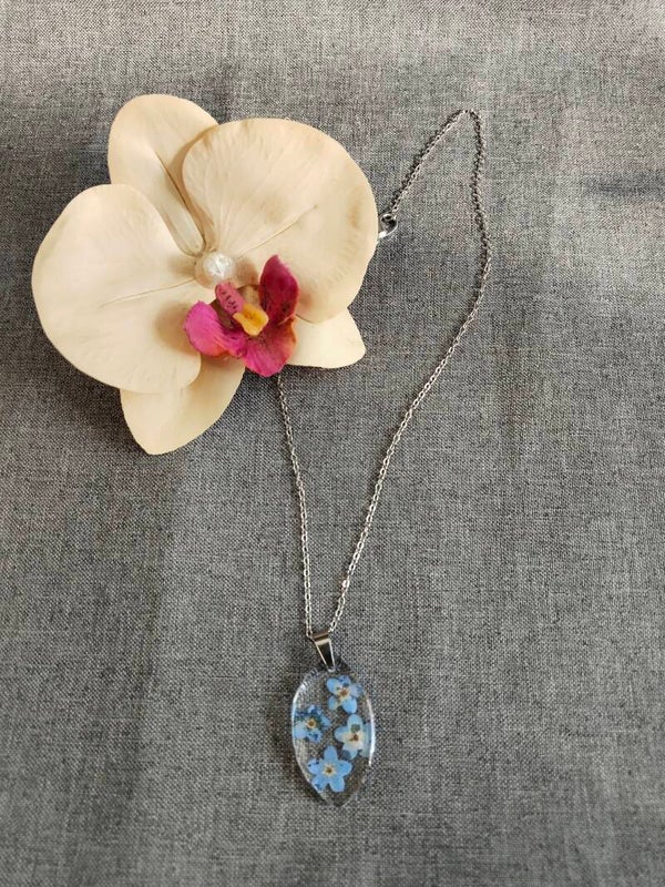 Verschiedene Ketten mit Harz-Anhänger