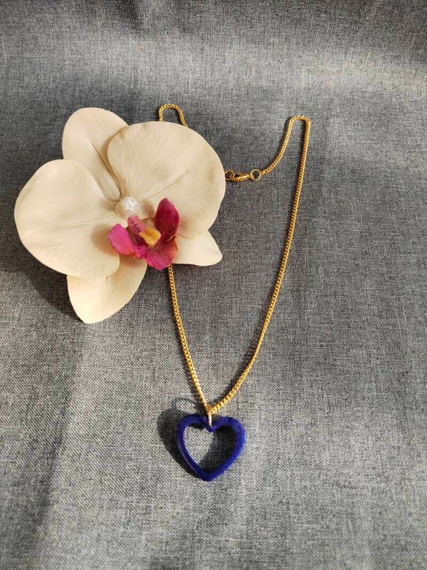 Verschiedene Ketten mit Harz-Anhänger