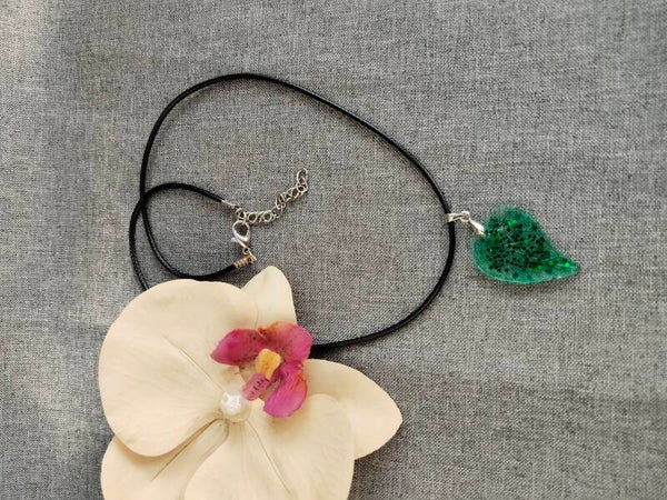 Kette mit Blattanhänger