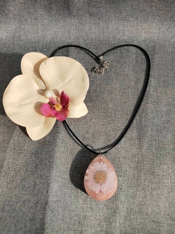 Kette mit getrockneter Blume