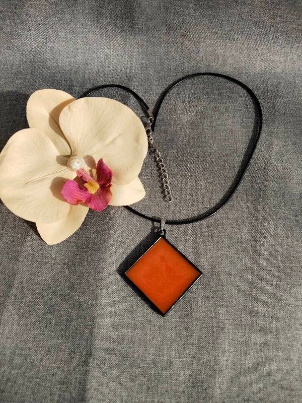 Kette mit schwarzer Edelstahl-Fassung