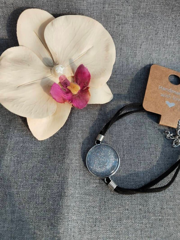 Schwarze Armbänder mit Motiv