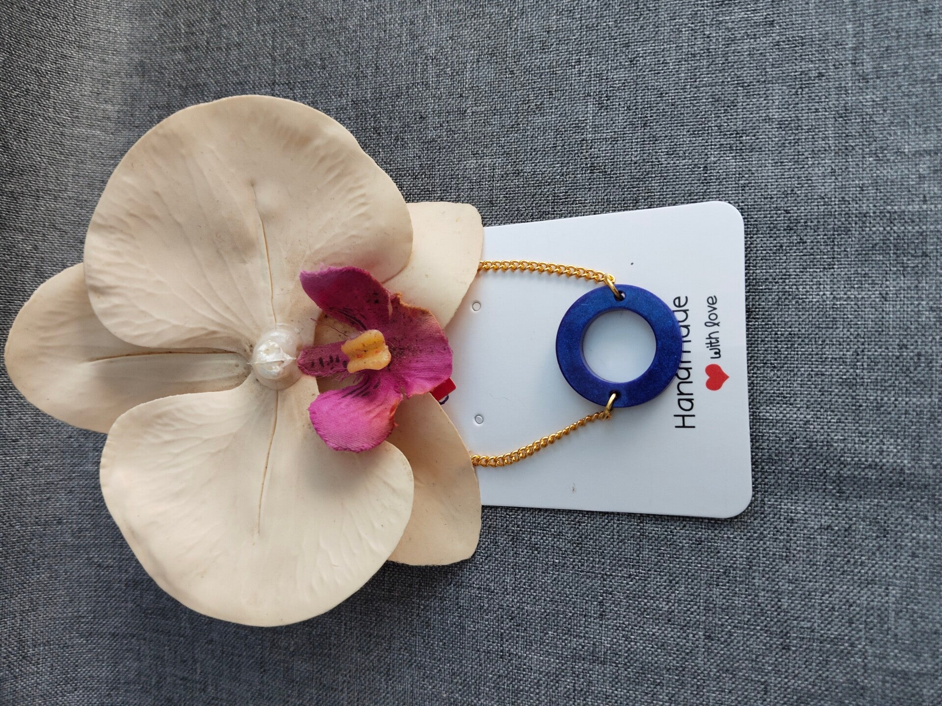 Armband mit Anhänger aus Harz