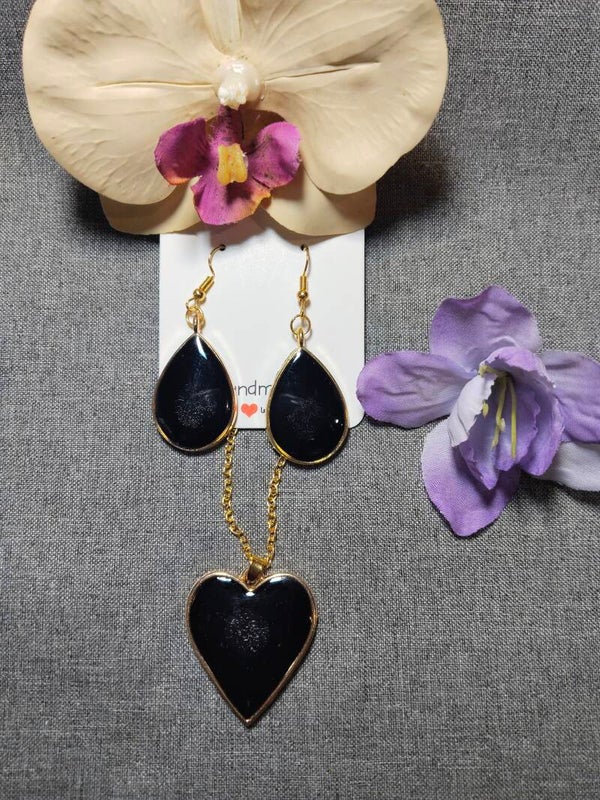 Set bestehend aus Ohrringe + Kette