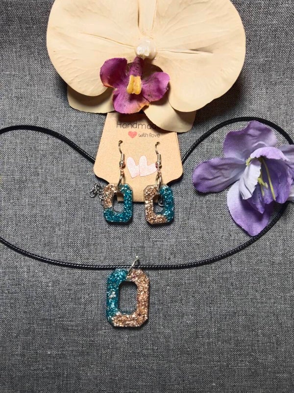 Set bestehend aus Ohrringe + Kette