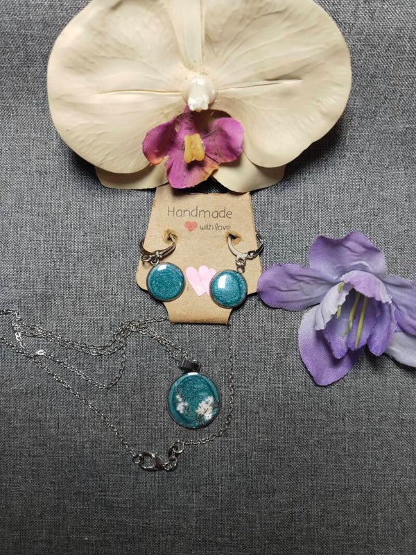 Set bestehend aus Ohrringe + Kette