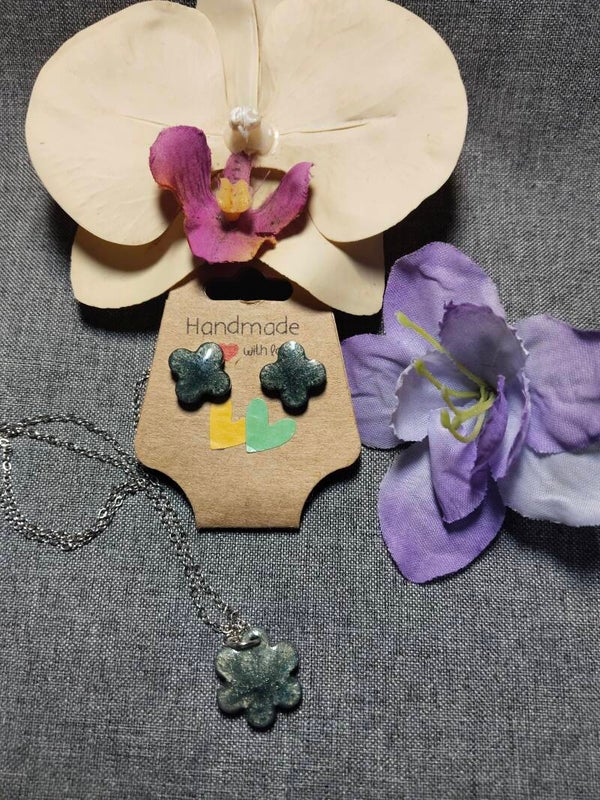 Set bestehend aus Ohrstecker + Kette