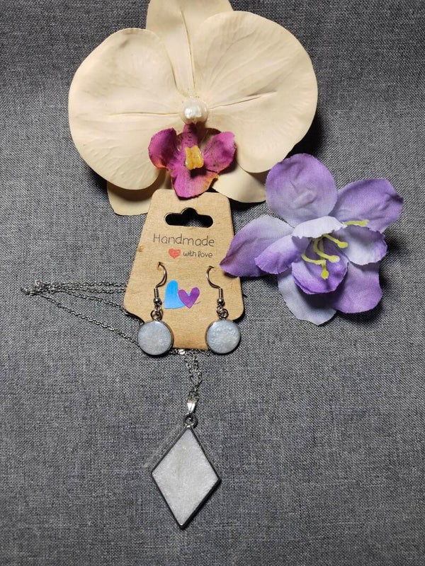 Set bestehend aus Ohrringe + Kette