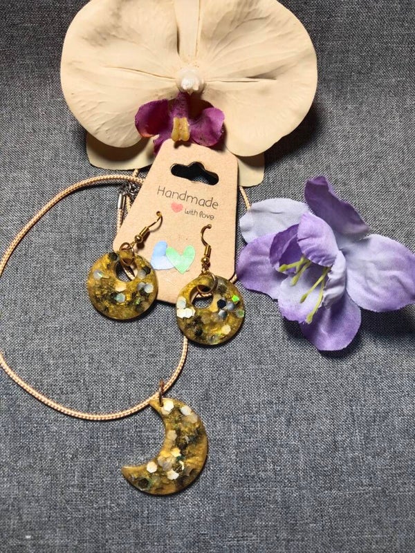 Set bestehend aus Ohrringe + Kette