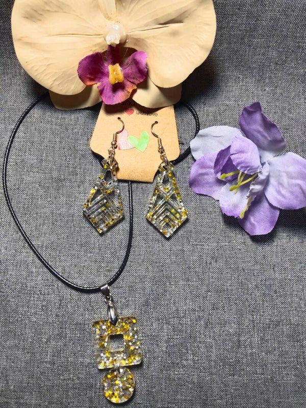 Set bestehend aus Ohrringe + Kette