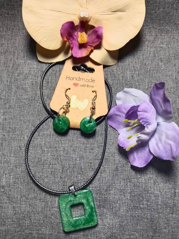 Set bestehend aus Ohrringe + Kette