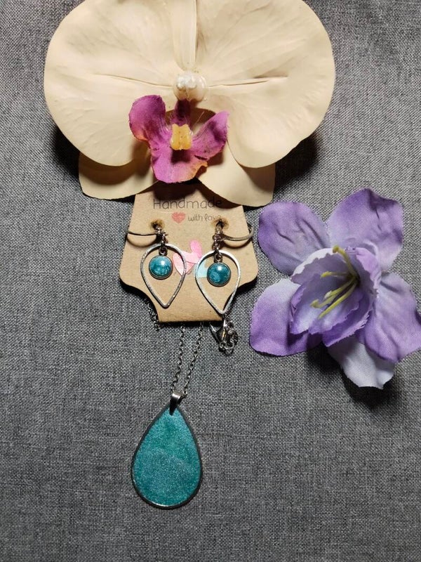 Set bestehend aus Ohrringe + Kette