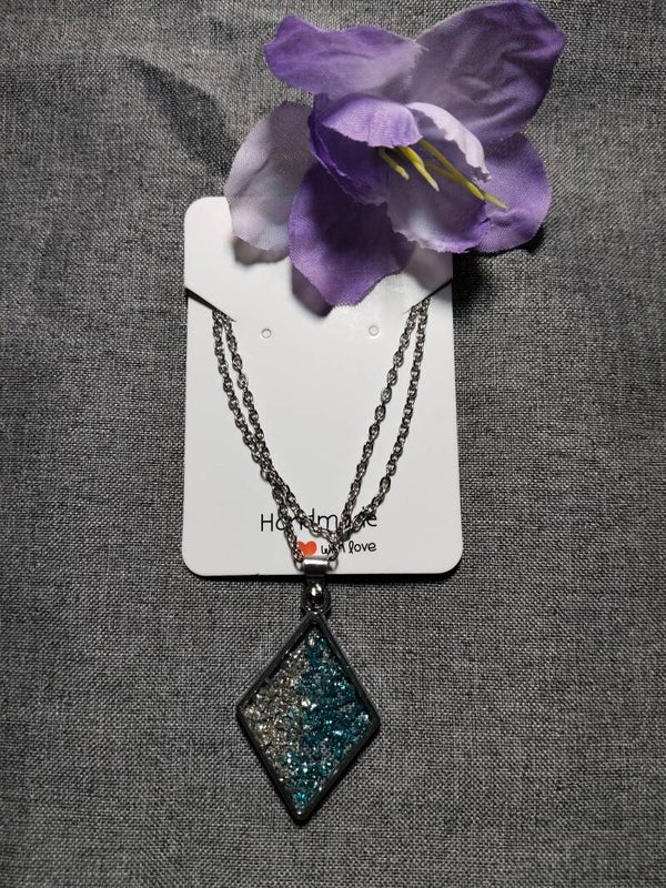 Edle Halskette mit Glasteinen