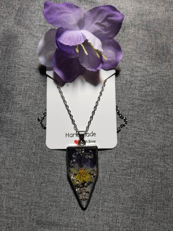 Halskette mit getrockneter Blume