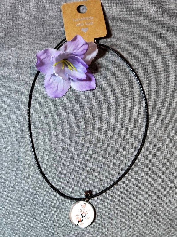 Ketten mit Blumenmotiven