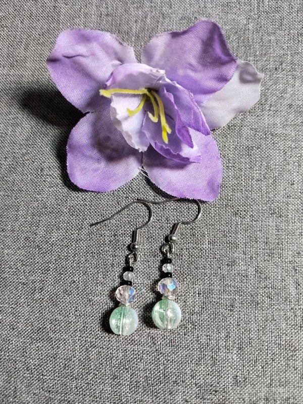 Glasperlen Ohrringe hellgrün/weiß