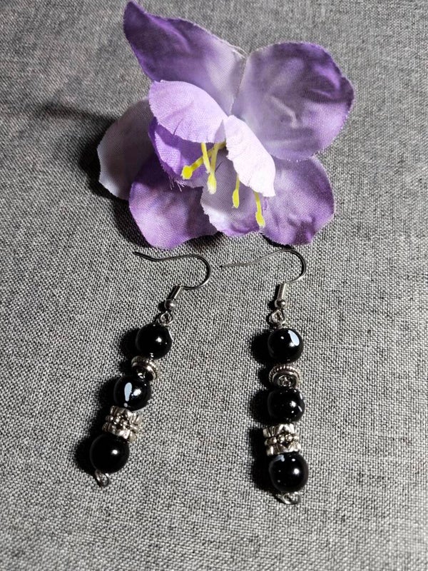 Perlenohrringe in schwarz/weiß