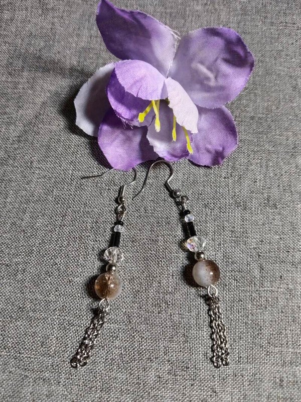 Ansprechende Ohrringe mit Silberkette