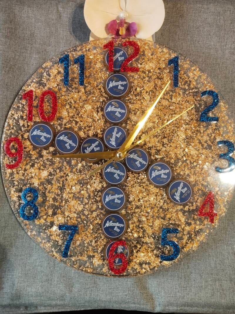 Wanduhr mit Wieselburger Kapseln