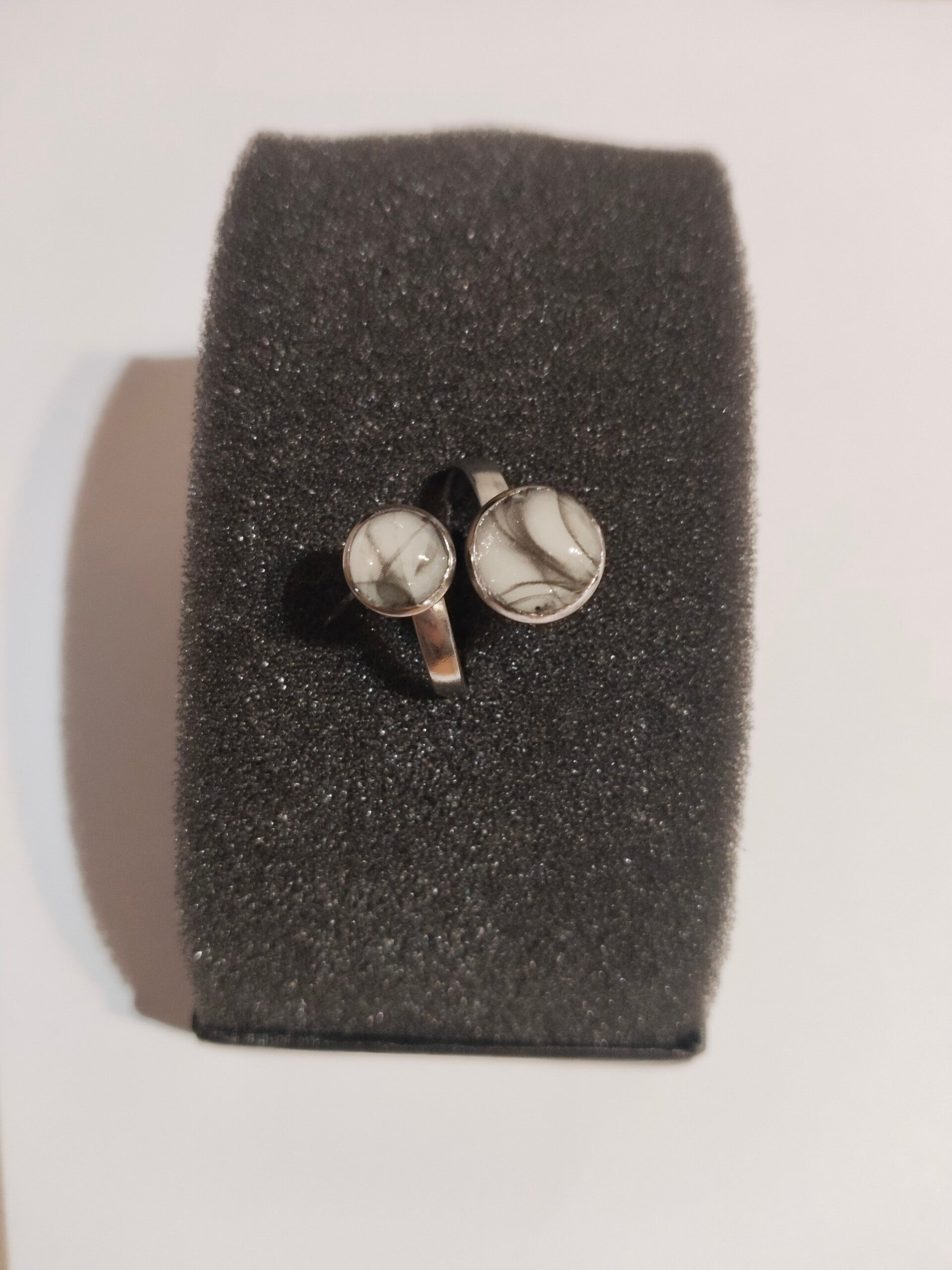 Stilvoller Doppel-Cabochon-Ring: Marmor-Look in Edelstahl