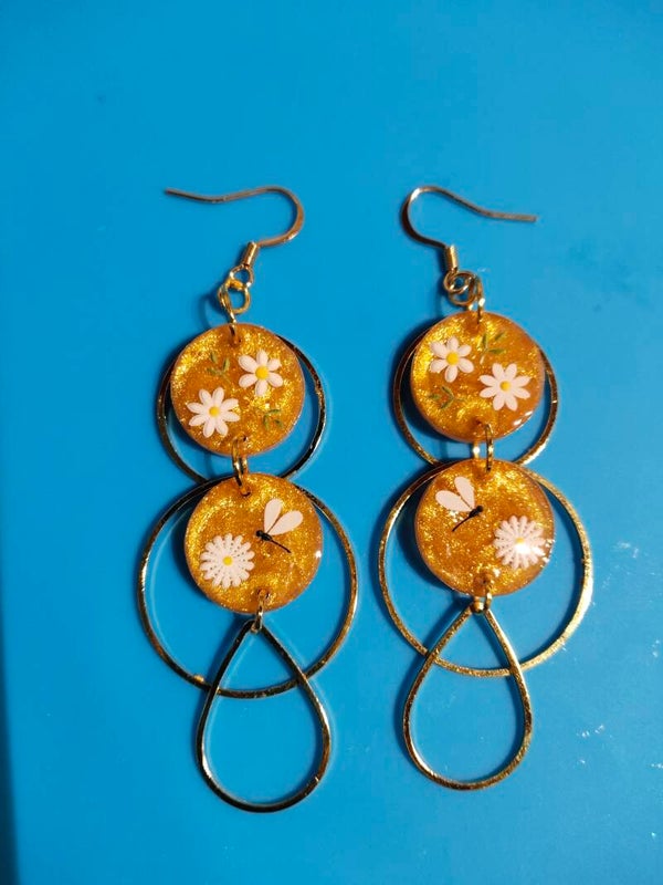 Goldener Sommertraum: Handgefertigte Harz-Ohrringe mit Blumen- & Libellen-Details