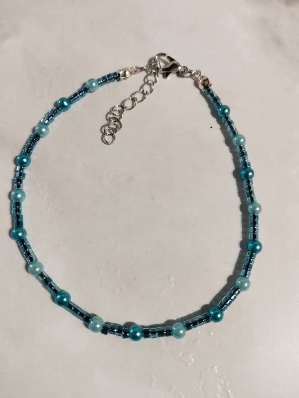Ocean Breeze & Deep Blue – Filigranes Fußkettchen mit blauen Glasperlen