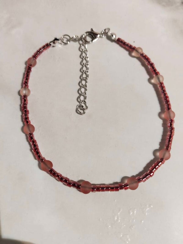 Velvet Rose & Berry – Filigranes Fußkettchen mit roten Glasperlen