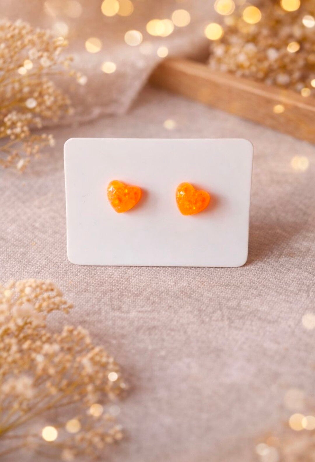 Sonniges Herzleuchten – Kinder-Ohrstecker aus Edelstahl mit Orange-Glitter (5mm)