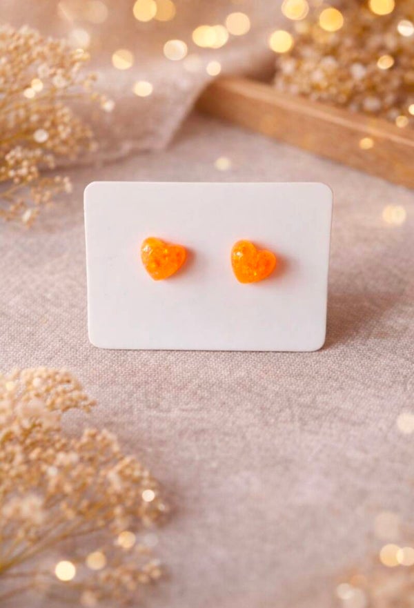Sonniges Herzleuchten – Kinder-Ohrstecker aus Edelstahl mit Orange-Glitter (5mm)