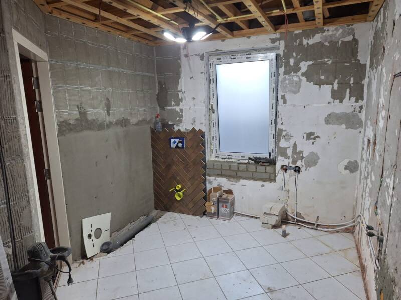 Badkamer tijdens de verbouwing raamkant