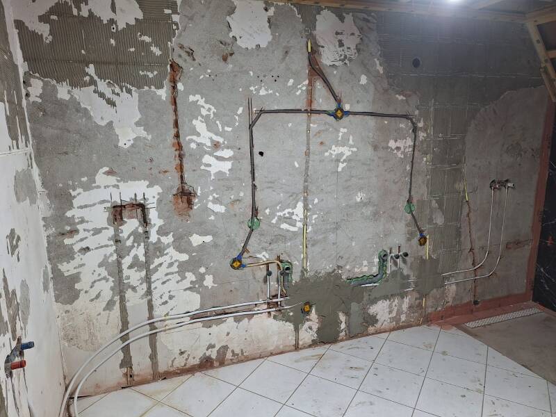 Badkamer tijdens de verbouwing spiegelkant