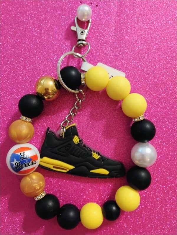 Sneakerhead 🖤 💛