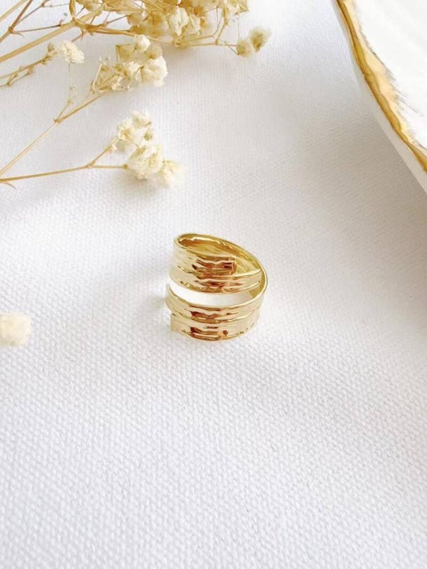 Bague croisée martelée - dorée