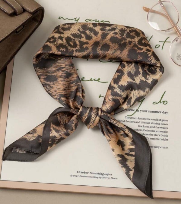 Foulard léopard 70x70 effet soie