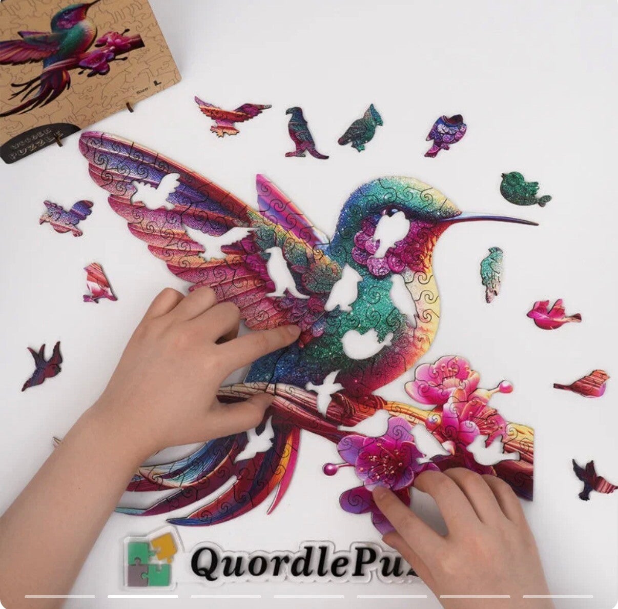 Holzpuzzle der Marke QuordlePuzzles mit dem Motiv eines Kolibris.