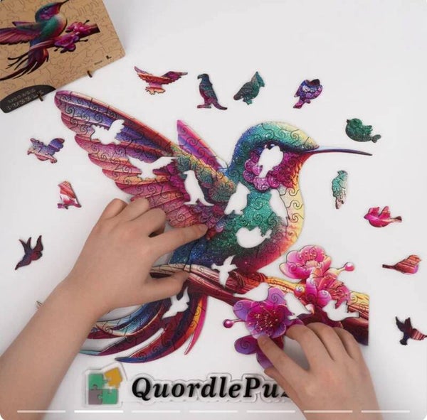 Holzpuzzle der Marke QuordlePuzzles mit dem Motiv eines Kolibris.