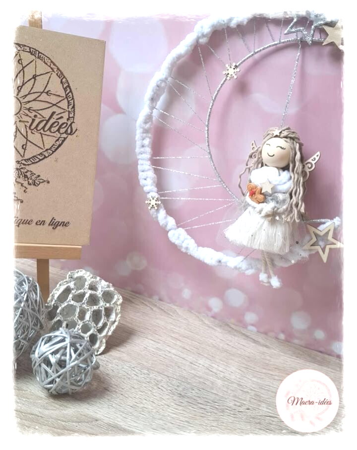 Ange de Noël sur lune – Douceur & magie féérique
