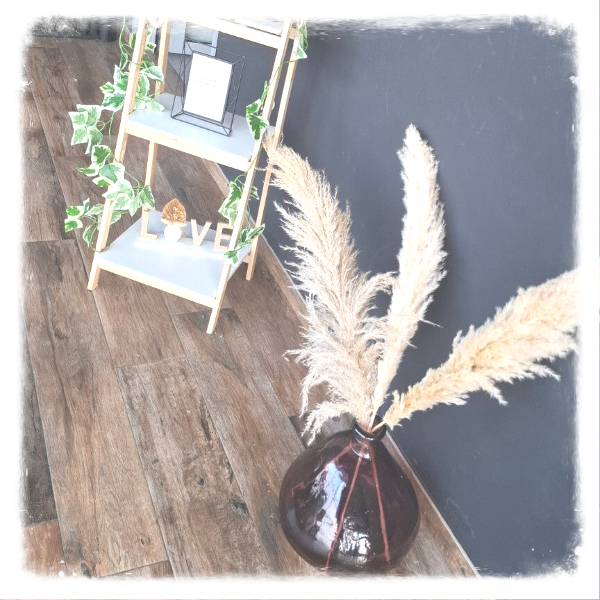 🌾 Vase décoratif pourpre avec pampas - Location