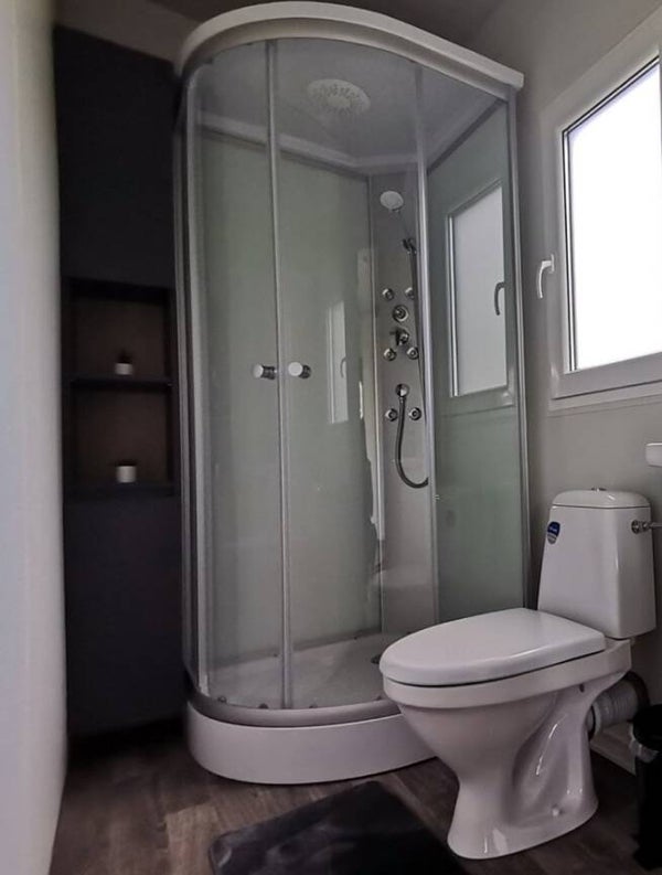 Schrank neben Duschkabine