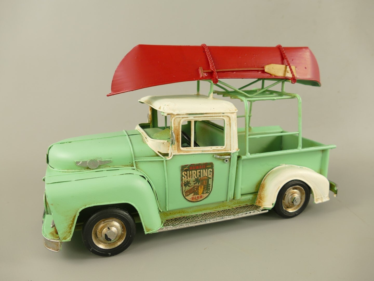 Miniatuur oude  groene truck met kano