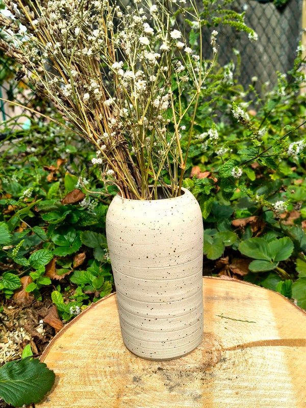 Vase fleuri en grès blanc