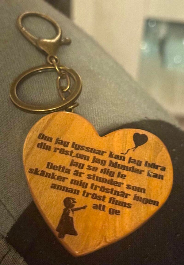 Hand gjort hjärta i trä.