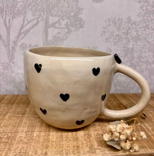 Tasse " petits coeurs noir"
