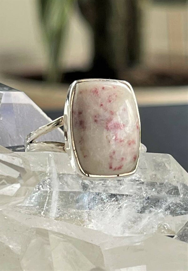 Cinnabar in Kwarts ring cabochon rechthoekig, maat 17,4