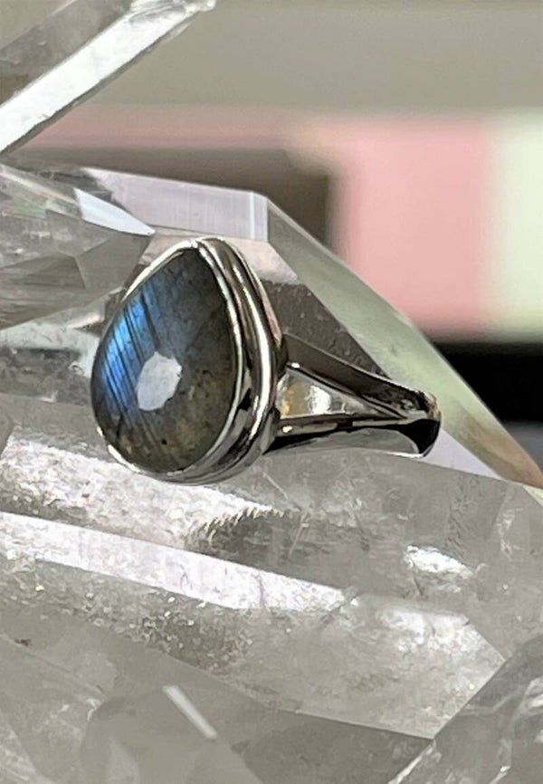 Labradoriet ring cabochon druppel, maat 17,1