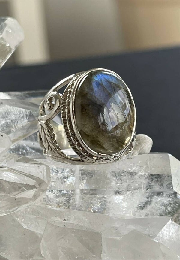 Labradoriet ring cabochon ovaal breed, maat 17,5