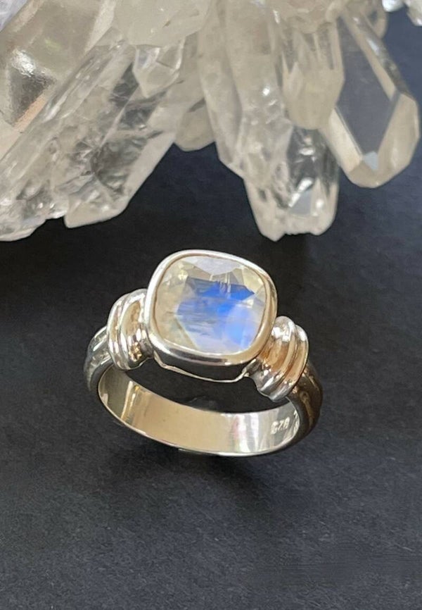 Regenboog Maansteen ring facet geslepen vierkant, maat 17,5