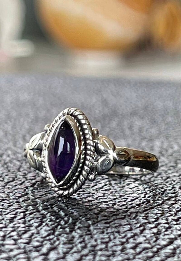 Amethist ring cabochon marquise vorm klein, maat 19