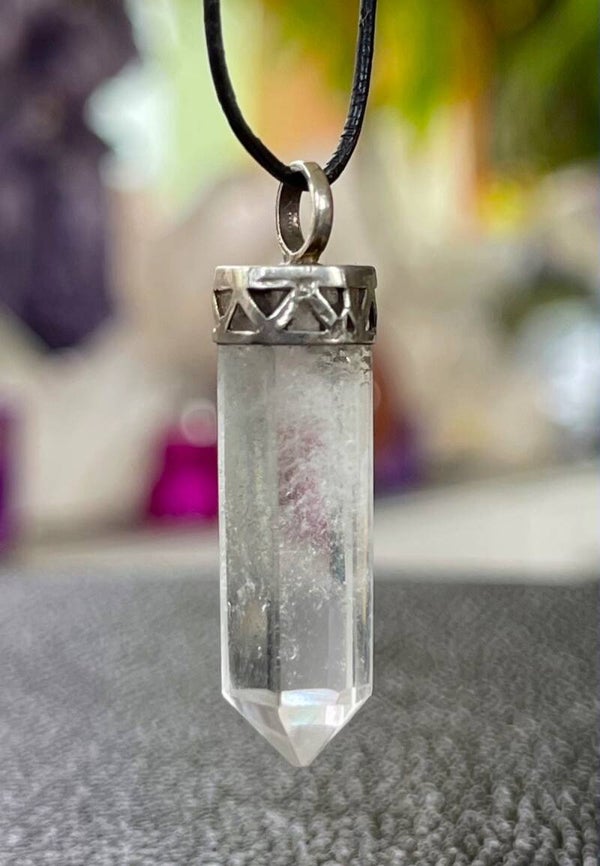 Bergkristal hanger geslepen punt, klein met veter