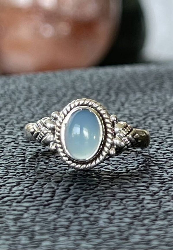 Chalcedoon ring cabochon ovaal klein, maat 19,3